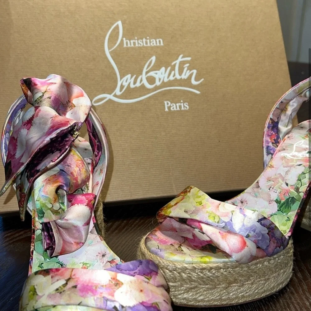 Christian Louboutin
Mariza Du Desert Ankle-Wrap Sandals
Size 38 - Picture 11 of 11
